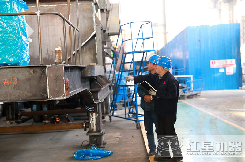 為保證質量，老師傅現場指導設備生產