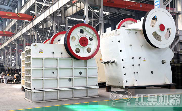 顎式破碎機(jī)實(shí)拍圖，型號(hào)多樣，價(jià)格在10-80萬(wàn)之間